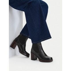 Botki GINO ROSSI. Czarne botki damskie Gino Rossi, bez wzorów, bez obcasa, na słupku, bez zapięcia. Za 349.99 zł.