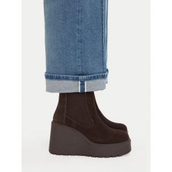 Botki Badura. Brązowe botki damskie Badura, bez wzorów, bez obcasa, na koturnie, bez zapięcia. Za 279.99 zł.