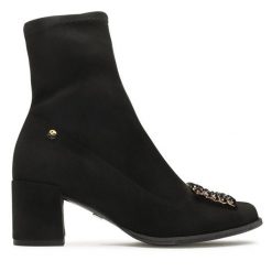 Botki Maciejka. Czarne botki damskie Maciejka, bez wzorów, bez obcasa, na słupku, bez zapięcia. Za 479.99 zł.