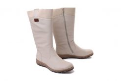 RIEKER Z0151-60 beige, kozaki damskie. Brązowe kozaki damskie Rieker, na zimę, bez wzorów, bez obcasa, bez zapięcia. Za 379.90 zł.