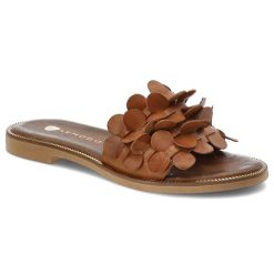 Brązowe Klapki Armodo Stylowe Obuwie Damskie. Brązowe klapki damskie Armodo, na lato, z aplikacjami, eleganckie, bez obcasa, na płaskiej podeszwie, bez zapięcia. Za 229.00 zł.