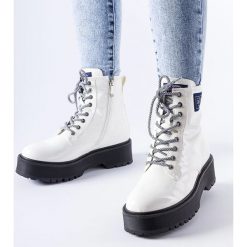 Białe workery Lee Cooper LCJ-21-47-0666LB. Białe botki damskie na jesień, bez wzorów, z lakierowanej skóry, eleganckie, za kostkę, bez obcasa, na obcasie, bez zapięcia. Za 268.94 zł.