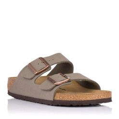 Klapki damskie Birkenstock Arizona Bfbc. Brązowe klapki damskie Birkenstock, bez wzorów, z materiału, bez obcasa, bez zapięcia. Za 578.00 zł.