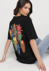 Czarny T-shirt Oversize z Kolorowym Napisem i Gwiazdkami Iloviela. Czarne t-shirty damskie Born2be, m, z aplikacjami, z jeansu, eleganckie, bez kołnierzyka, bez ramiączek. Za 49.99 zł.