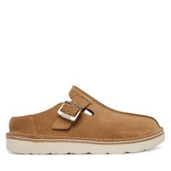 Klapki Clarks. Brązowe klapki damskie Clarks, bez wzorów, bez obcasa, bez zapięcia. Za 429.99 zł.