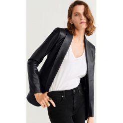 Mango - Żakiet Matata. Czarne marynarki i żakiety damskie Mango, bez wzorów, z materiału, eleganckie, bez kołnierzyka, bez ramiączek. Za 199.90 zł.
