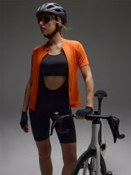4F Legginsy krótkie rowerowe z żelową wkładką i szelkami damskie - czarne L. Czarne legginsy sportowe damskie 4F, l, bez wzorów, z dzianiny, długie, rowerowe. W wyprzedaży za 229.99 zł.