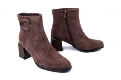 ARTIKER RELAKS 57C0017 brązwoy, botki damskie. Brązowe botki damskie Artiker Relaks, bez wzorów, ze skóry, bez obcasa, na obcasie, bez zapięcia. Za 304.07 zł.