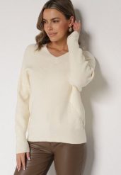 Jasnobeżowy Sweter z Domieszką Kaszmiru z Dekoltem w Serek Feralaine. Brązowe swetry nierozpinane damskie Born2be, bez wzorów, z jeansu, eleganckie, bez kołnierzyka, bez ramiączek. Za 109.99 zł.