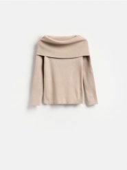 Sweter z wykładanym kołnierzem - beżowy. Brązowe swetry nierozpinane damskie Reserved, l, bez wzorów, z dzianiny, bez kołnierzyka, bez ramiączek. Za 109.99 zł.