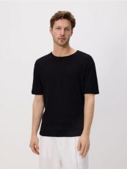 Sweter z krótkim rękawem - czarny. Czarne swetry męskie Reserved, l, bez wzorów, z bawełny, bez kołnierzyka, bez ramiączek. W wyprzedaży za 45.99 zł.