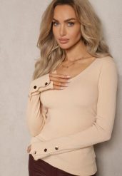 Jasnobeżowy Sweter z Wiskozą Ozdobiony Guzikami z Trójkątnym Dekoltem Attecca. Brązowe swetry nierozpinane damskie Renee, m, bez wzorów, z jeansu, casualowe, bez kołnierzyka, bez ramiączek. Za 79.99 zł.