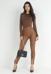 Brązowe Legginsy z Imitacji Skóry z Polarem i Rozcięciami Rosanne. Brązowe legginsy damskie Born2be, bez wzorów, z jeansu. Za 29.99 zł.
