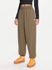Adidas Spodnie dresowe Essentials Fleece Boyfriend JIY9692 Khaki Loose Fit. Brązowe spodnie dresowe damskie Adidas, bez wzorów, z bawełny. Za 199.99 zł.