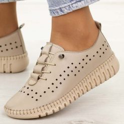 Szare ażurowe skórzane półbuty damskie T.Sokolski 4001. Szare półbuty damskie Sokolski, na jesień, w ażurowe wzory, z jeansu, klasyczne, z okrągłym noskiem, bez obcasa, na płaskiej podeszwie, bez zapięcia. Za 259.00 zł.