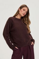 Gładki sweter brązowy. Brązowe swetry nierozpinane damskie MOODO, xl, bez wzorów, z elastanu, bez kołnierzyka, bez ramiączek. Za 129.99 zł.