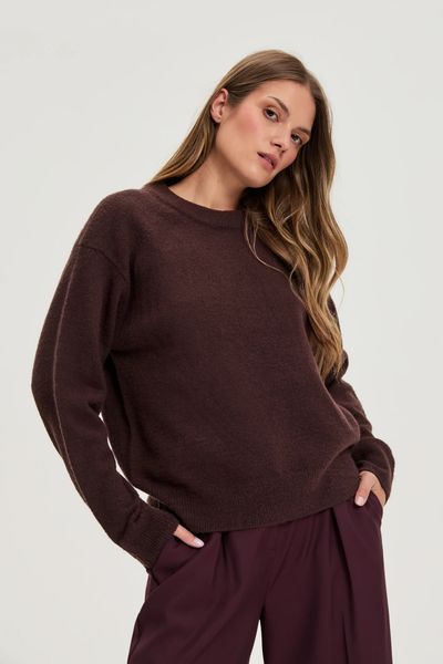 Gładki sweter brązowy. Brązowe swetry nierozpinane damskie MOODO, l, bez wzorów, z elastanu, bez kołnierzyka, bez ramiączek. Za 129.99 zł.