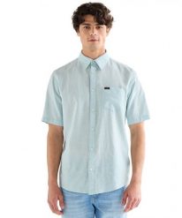 MESKA KOSZULA WRANGLER SS 1 PKT SHIRT FORGET ME NOT 112378046. Koszule męskie Wrangler, s, bez wzorów, bez kołnierzyka, bez ramiączek. Za 119.99 zł.