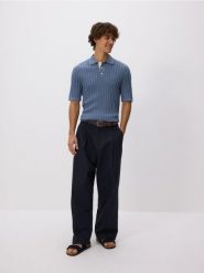 Strukturalny sweter polo - niebieski. Niebieskie swetry męskie Reserved, l, bez wzorów, z bawełny, bez kołnierzyka, bez ramiączek. W wyprzedaży za 79.99 zł.