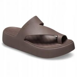 Klapki Dla Dorosłych Crocs Getaway Platform Toe Loop. Brązowe klapki męskie Crocs, bez wzorów, z materiału, bez zapięcia. Za 159.99 zł.