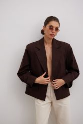 Marynarka o prostym kroju w kolorze INTENSE BROWN - RICHMOND-M/L. Brązowe marynarki i żakiety damskie Marsala, bez wzorów, z bawełny, eleganckie, bez kołnierzyka, bez ramiączek. Za 599.90 zł.