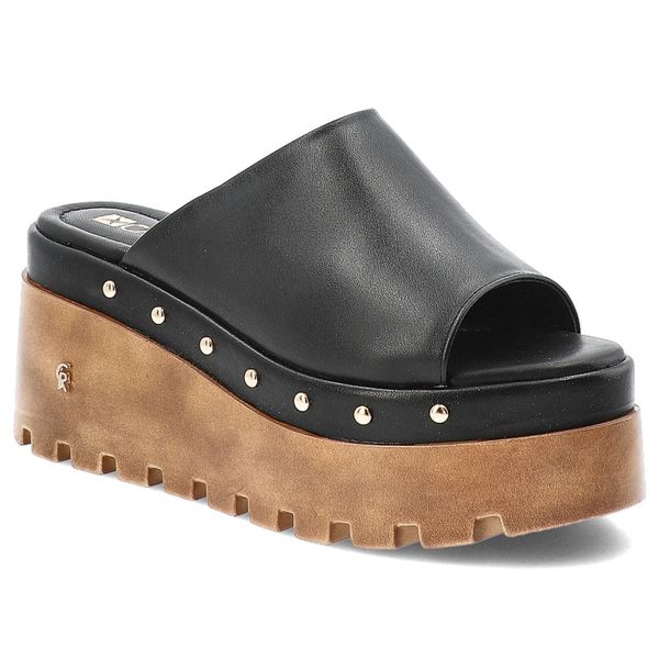 Czarne Klapki Carinii Obuwie Damskie Na Solidnej Podeszwie. Czarne klapki damskie Carinii, bez wzorów, rockowe, bez obcasa, na platformie, bez zapięcia. Za 429.00 zł.