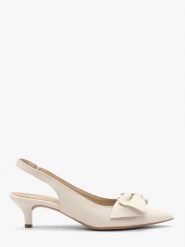 Kremowe czółenka damskie slingback na kaczuszce SARAH. Białe czółenka damskie Ryłko, bez wzorów, z lakierowanej skóry, eleganckie, bez obcasa, na obcasie, bez zapięcia. Za 349.99 zł.