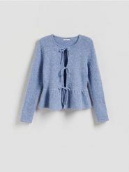 Sweter z wiązaniami - jasnoniebieski. Niebieskie swetry nierozpinane damskie Reserved, l, bez wzorów, z dzianiny, bez kołnierzyka, bez ramiączek. Za 129.99 zł.