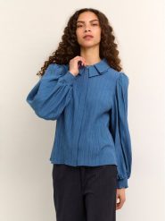 Karen by Simonsen Bluzka Frosty 10104236 Niebieski Feminine Fit. Niebieskie bluzki damskie Karen by Simonsen, bez wzorów, z syntetyku, bez kołnierzyka, bez ramiączek. Za 299.99 zł.