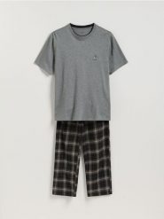 Dwuczęściowa piżama z haftem - ciemnoszary. Szare piżamy męskie Reserved, l, bez wzorów, z bawełny, bez kołnierzyka, bez ramiączek. Za 139.99 zł.