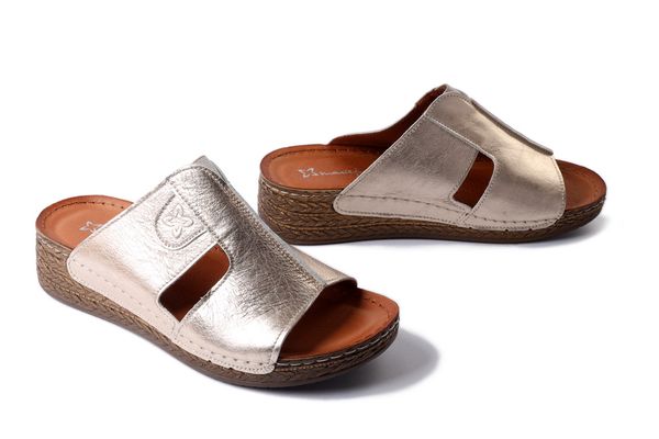 MACIEJKA L7068-25/00-1 złoty, klapki damskie. Żółte klapki damskie Maciejka, na lato, bez wzorów, z gumy, bez obcasa, na koturnie, bez zapięcia. Za 249.90 zł.