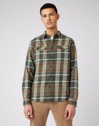 MĘSKA KOSZULA MATERIAŁOWA WRANGLER LS 2PKT FLAP SHIRT IVY GREEN W5A53WXIX 112141427. Zielone koszule męskie Wrangler, m, bez wzorów, z materiału, bez kołnierzyka, bez ramiączek. Za 129.99 zł.