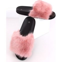 Klapki z futerkiem różowe CK107P Pink. Czerwone klapki damskie ButyModne, bez wzorów, bez obcasa, bez zapięcia. Za 84.43 zł.