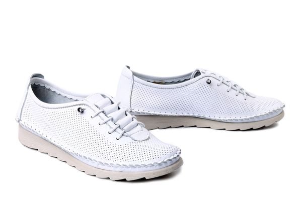ARTIKER RELAKS 54C0750 biały, półbuty damskie. Białe półbuty damskie Artiker Relaks, na lato, bez wzorów, ze skóry, bez obcasa, bez zapięcia. Za 131.94 zł.