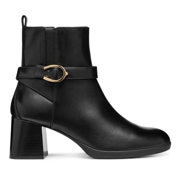 Botki Geox. Czarne botki damskie Geox, bez wzorów, bez obcasa, na słupku, bez zapięcia. Za 439.99 zł.