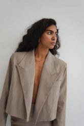 Krótka marynarka z lnem w kolorze CAPPUCCINO - MOOSE-S/M. Brązowe marynarki i żakiety damskie Marsala, bez wzorów, z bawełny, eleganckie, bez kołnierzyka, bez ramiączek. W wyprzedaży za 134.97 zł.