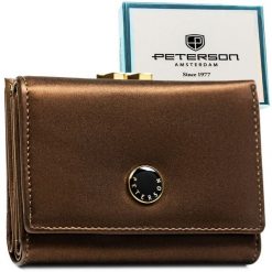 Średniej wielkości portfel damski wykonany ze skóry naturalnej i ekologicznej w brązowym kolorze, zamykany na bigiel i zatrzask PTN PS15-09-HNL Peters. Brązowe portfele damskie Peterson, ze skóry. Za 124.99 zł.