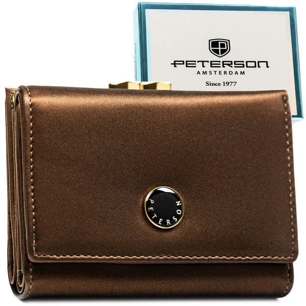 Średniej wielkości portfel damski wykonany ze skóry naturalnej i ekologicznej w brązowym kolorze, zamykany na bigiel i zatrzask PTN PS15-09-HNL Peters. Brązowe portfele damskie Peterson, ze skóry. Za 124.99 zł.