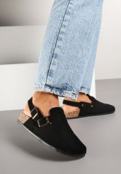 Czarne Klapki z Ekozamszu w Stylu Chodaków z Paskiem przy Pięcie Gonarith. Czarne klapki damskie Renee, z aplikacjami, z koronki, eleganckie, bez obcasa, na płaskiej podeszwie, bez zapięcia. W wyprzedaży za 74.99 zł.