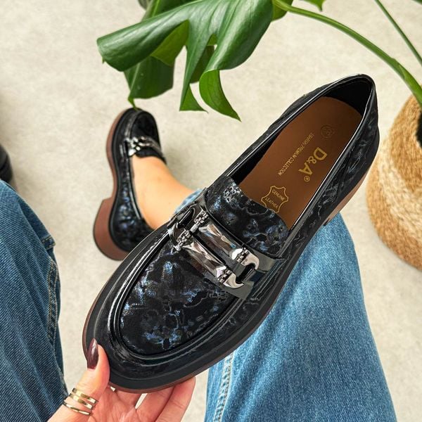 Czarne skórzane półbuty damskie DiA 52-178. Czarne półbuty damskie DiA, na jesień, z aplikacjami, z jeansu, biznesowe, z okrągłym noskiem, bez obcasa, na płaskiej podeszwie, bez zapięcia. Za 399.00 zł.