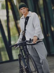 4F Sweter regular z wełną męski - szary M. Szare swetry męskie 4F, l, bez wzorów, z jeansu, biznesowe, bez kołnierzyka, bez ramiączek. Za 269.99 zł.