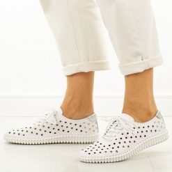 Białe ażurowe skórzane półbuty damskie Cambell 87320. Białe półbuty damskie Cambell, na lato, w ażurowe wzory, z jeansu, casualowe, z okrągłym noskiem, bez obcasa, na płaskiej podeszwie, bez zapięcia. W wyprzedaży za 169.15 zł.