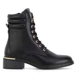 Trzewiki Jenny Fairy. Czarne botki damskie Jenny Fairy, bez wzorów, bez obcasa, na płaskiej podeszwie, bez zapięcia. Za 119.99 zł.