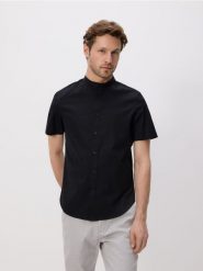 Koszula slim fit ze stójką - czarny. Czarne koszule męskie Reserved, l, bez wzorów, z bawełny, bez kołnierzyka, bez ramiączek. Za 89.99 zł.