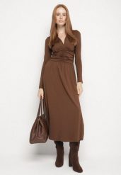 Brązowa Marszczona Sukienka Taliowana z Wiskozą z Dekoltem V i Długim Rękawem Emirie. Brązowe sukienki damskie Born2be, na spotkanie biznesowe, l, bez wzorów, z wiskozy, bez kołnierzyka, bez ramiączek, maxi. Za 159.99 zł.