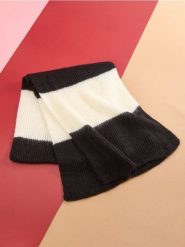 Szalik - czarny. Czarne szaliki damskie Sinsay, bez wzorów, z materiału. Za 39.99 zł.