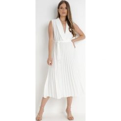 Biała Sukienka Ymir. Białe sukienki damskie Born2be, na imprezę, bez wzorów, z materiału, eleganckie, bez kołnierzyka, bez ramiączek, maxi, kopertowe. Za 89.99 zł.