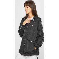 Tommy Jeans - Kurtka. Czarne kurtki damskie Tommy Jeans, m, bez wzorów, z jeansu, z kapturem. W wyprzedaży za 479.90 zł.