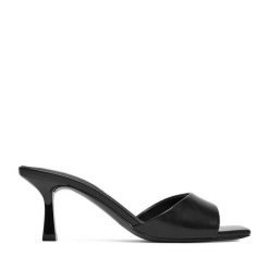 Klapki JENNY. Czarne klapki damskie Jenny, bez wzorów, bez obcasa, bez zapięcia. Za 119.99 zł.