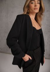 Czarna Elegancka Marynarka bez Zapięcia z Marszczonymi Rękawami Albuca. Czarne marynarki i żakiety damskie Renee, bez wzorów, biznesowe, bez kołnierzyka, bez ramiączek. Za 179.99 zł.